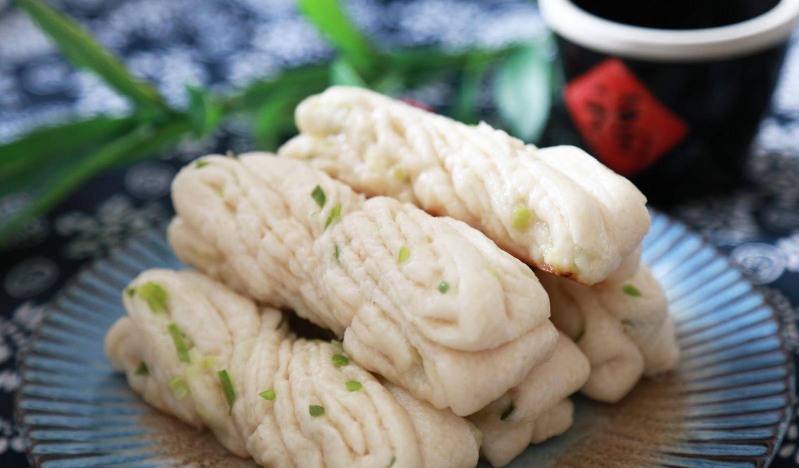 做法|早餐新做法,卷一卷不用蒸,5分钟出锅,咸香松软,全家人都爱吃