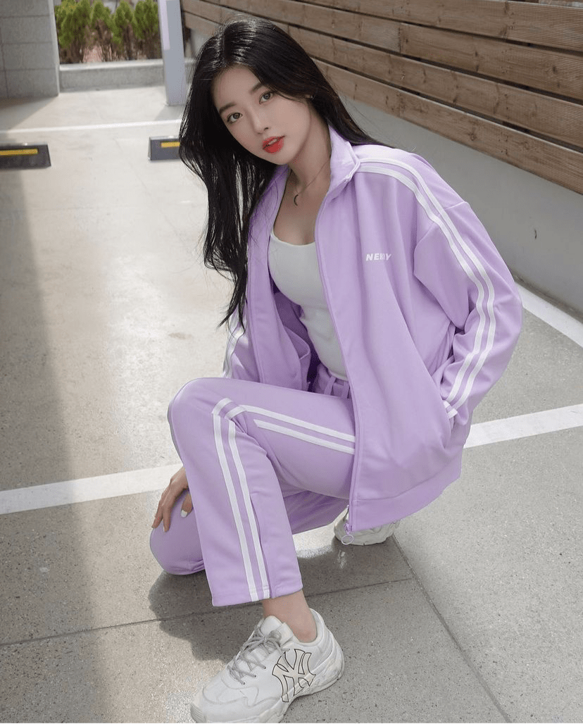 脚踝|2021不要再穿高跟鞋了！今夏“九分裤＋运动鞋”正流行！