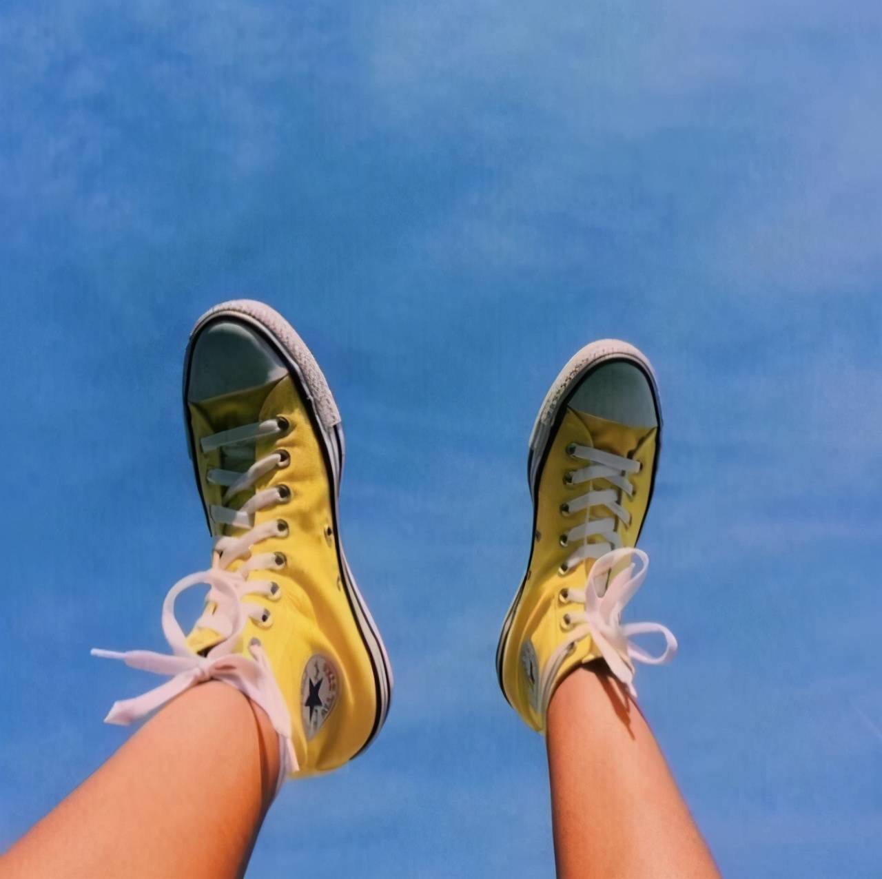 帆布鞋|“裙子+帆布鞋”才是春夏王炸cp,学会这样穿,舒适、时髦又好看