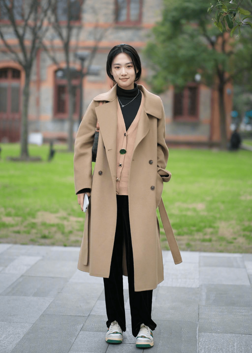 厚底|“运动鞋＋裤子”，小个子女生这样穿，时髦显高还不累脚，真好看