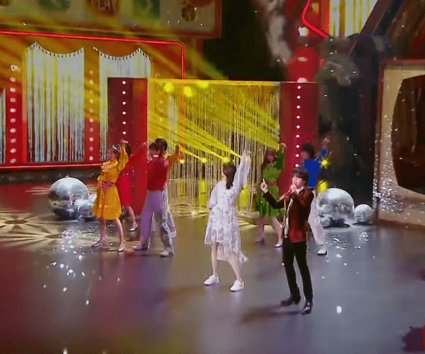 运动鞋|关晓彤首次和华晨宇跳舞，她脚上的白色运动鞋，是对哥哥的尊重