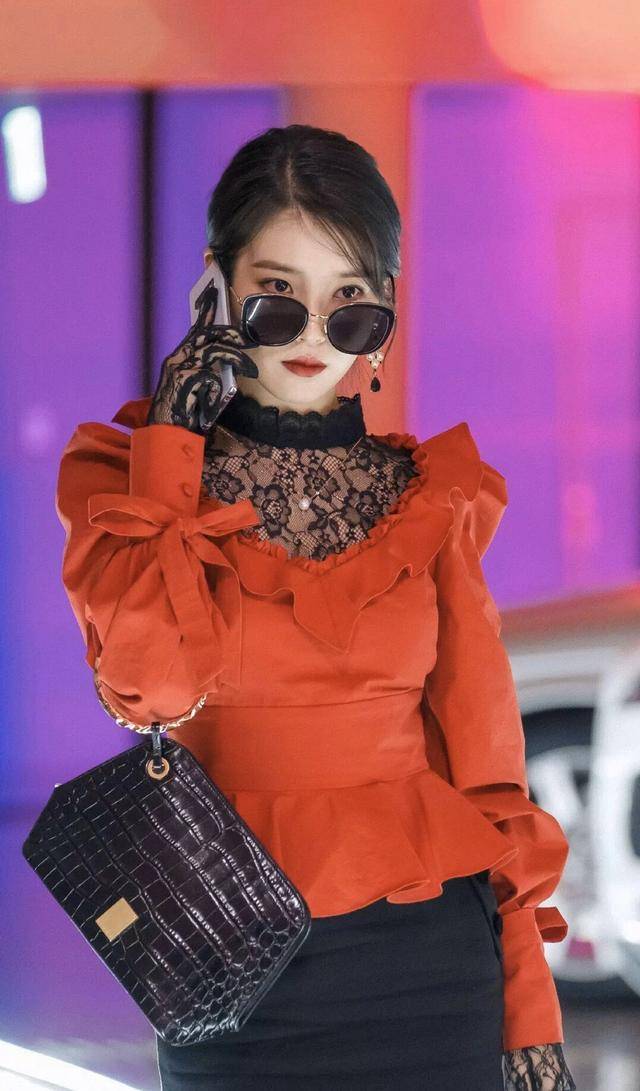 一身|“国民妹妹”IU甜美再现，一身香芋紫连衣裙造型，27岁不失少女感