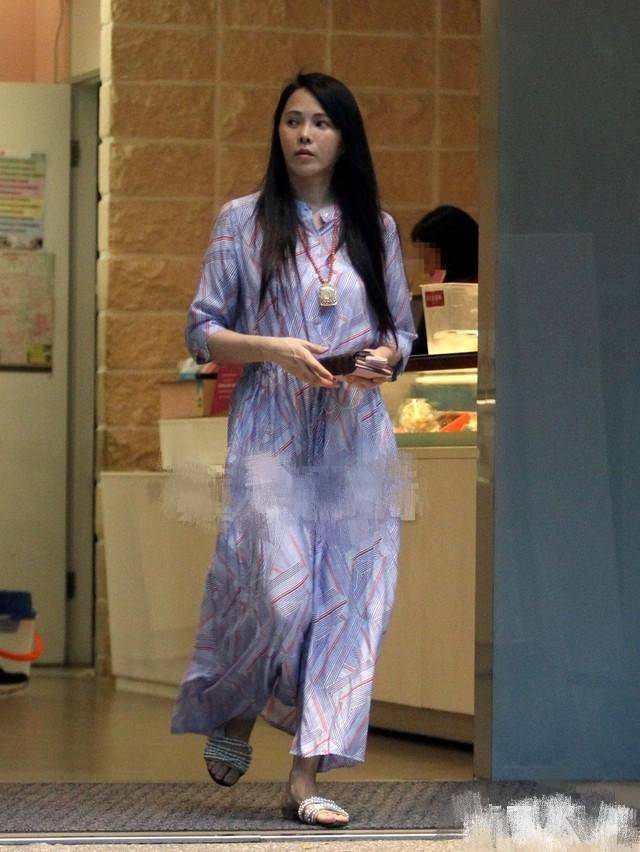 颜色|修了图伊能静就是少女，但偶遇本人脸上坑坑洼洼，那才是真实样！
