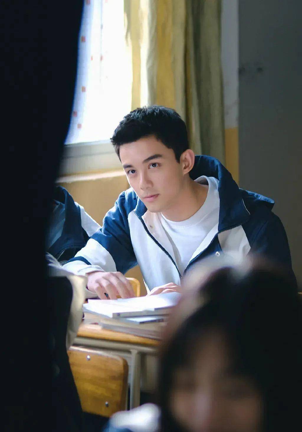 而且普通人穿会很灾难的蓝白中式校服到吴磊身上也格外服帖,整个代入