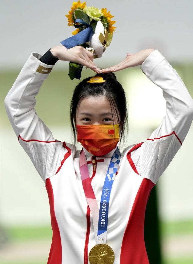 金杨|双金杨倩回国后太潇洒！扎丸子头甜美减龄，奶瓶特效下可爱到膨胀！