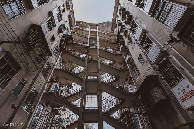 南宁鸳鸯楼，在闹市繁华里的破旧，让人难以想象这样存在着