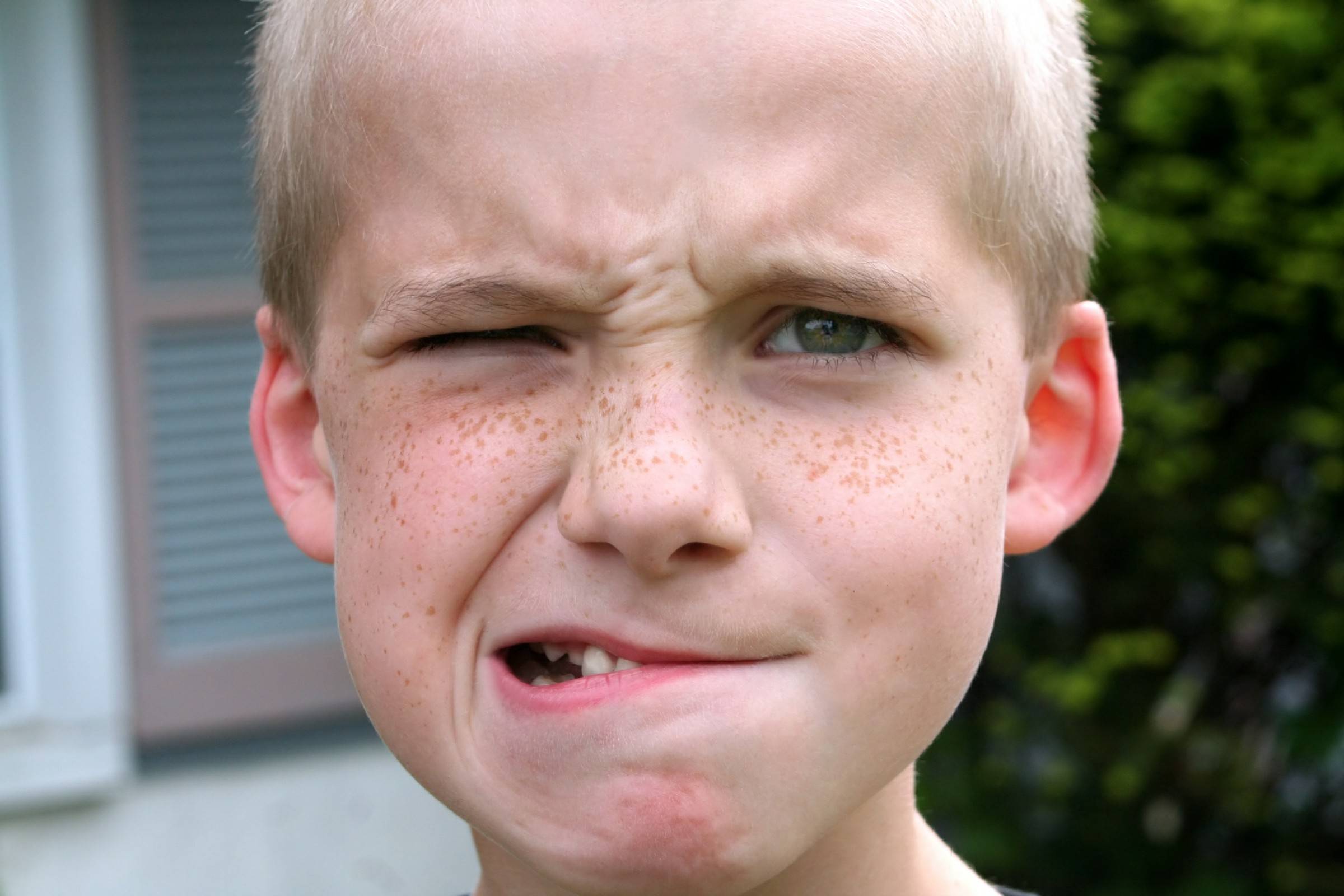 宝宝白天和睡觉前喜欢磨牙怎么回事?