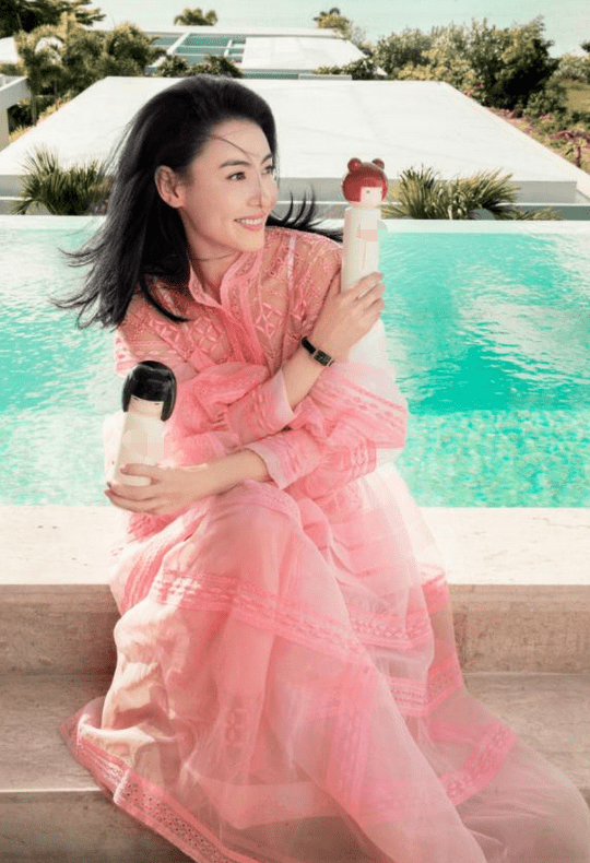 美眉|张柏芝真是天生“初恋脸”，穿粉色网纱裙太显嫩，哪像孩子妈？