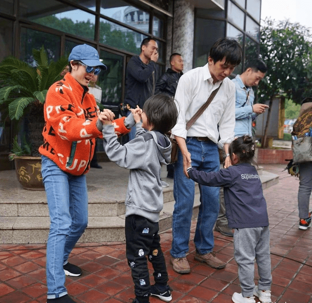 感觉|孙俪娘仨同框，9岁等等身高直追妈妈，小花穿舞蹈服遮不住翘臀