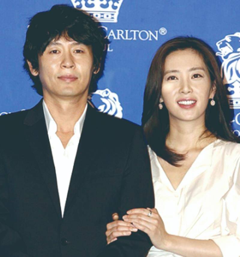 陈妍希合体出席活动穿同色系衣服牵手秀恩爱