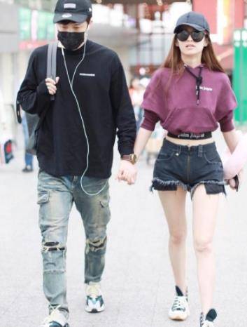 黑色|颖儿和付辛博在机场同行,颖儿穿露腰装很抢镜,下身短裤大秀美腿