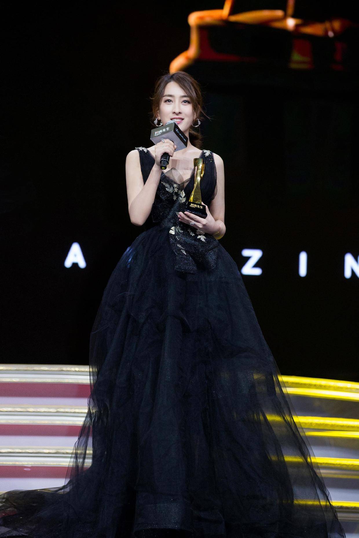 马苏|马苏又美回颜值巅峰,穿白色不规则拼接礼服成熟稳重,气质高贵