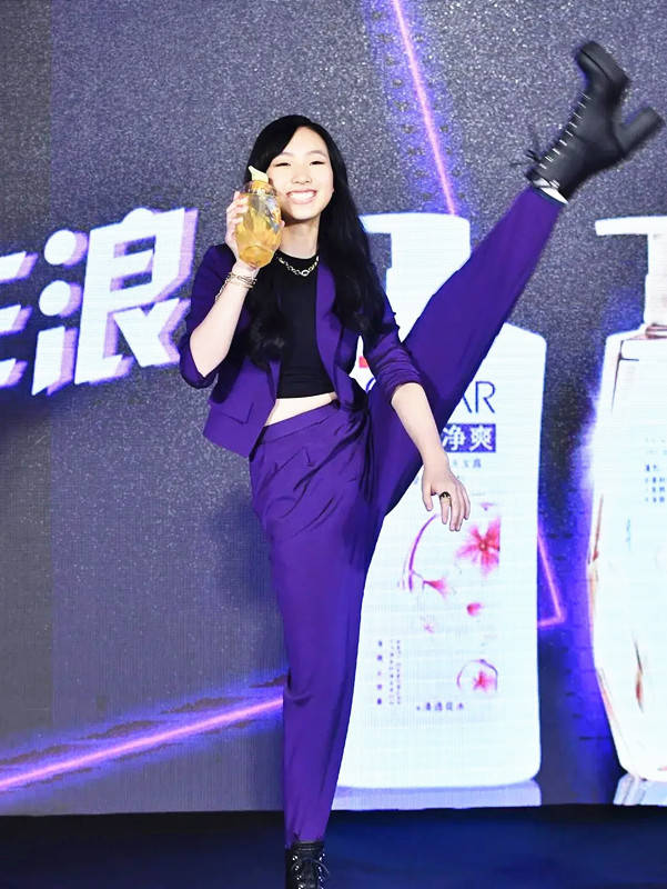 好身材|小S辣妈不好当,带女儿出席活动忙着摆pose,女儿腿长不输气场?