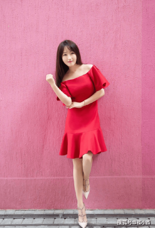 条纹|50岁的杨钰莹到了大婶的年纪，却还是少女身材，穿得时髦又减龄