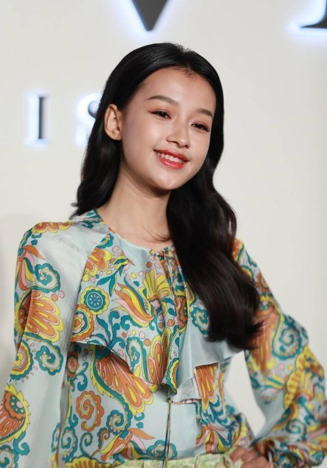 脸蛋|孙怡的腿快和胳膊一样细，婴儿肥的脸蛋，不仅减龄还挺可爱