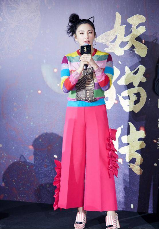一身|张雨绮穿“彩虹色”抢镜,一身搭配粉粉嫩嫩,看不出真实年纪