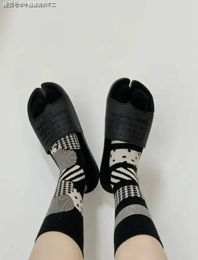 袜子|别再露脚踝了，今年秋天“露袜”才真时髦！好看的袜子穿搭公式