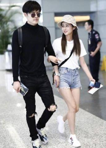 黑色|颖儿和付辛博在机场同行,颖儿穿露腰装很抢镜,下身短裤大秀美腿
