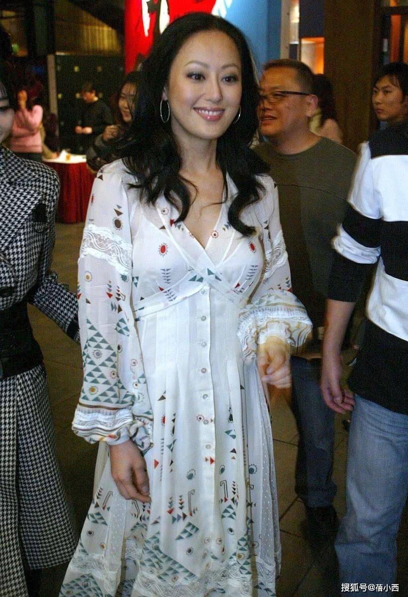 贵妇|章小蕙就算低调也满身尤物气场,穿印花裙配长卷发,妥妥的贵妇感