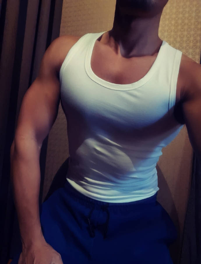 把健身房当恋爱对象,晒太阳自然美黑,满身肌肉的中年依旧单身!