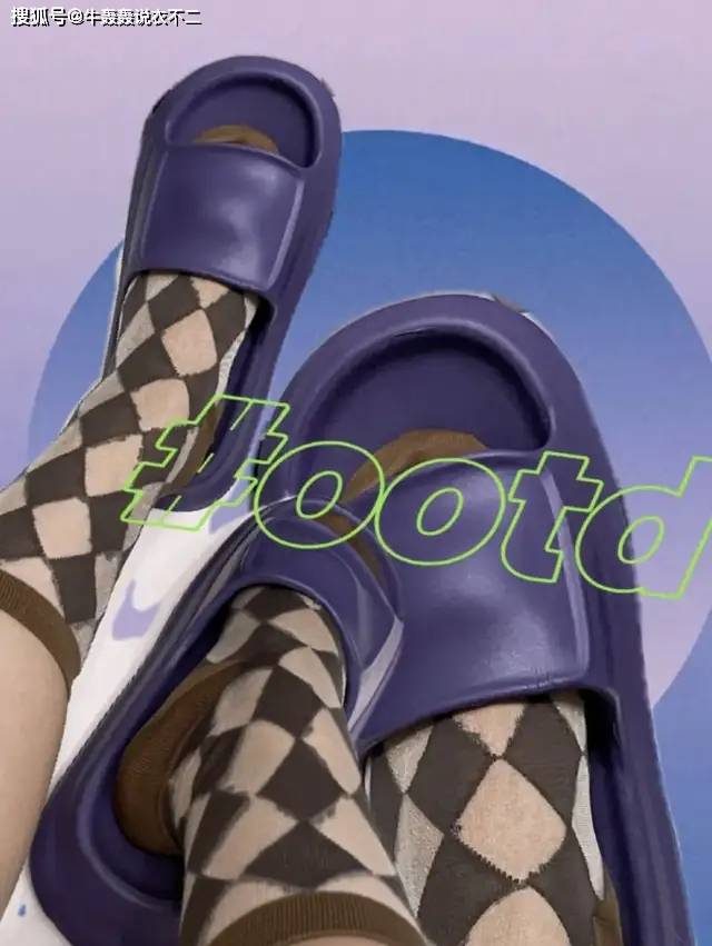 袜子|别再露脚踝了，今年秋天“露袜”才真时髦！好看的袜子穿搭公式