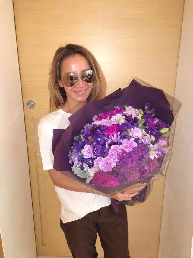 下巴|李玟晒45岁生日照，光靠染黄发扮嫩不行啊，皮肤老的好真实！