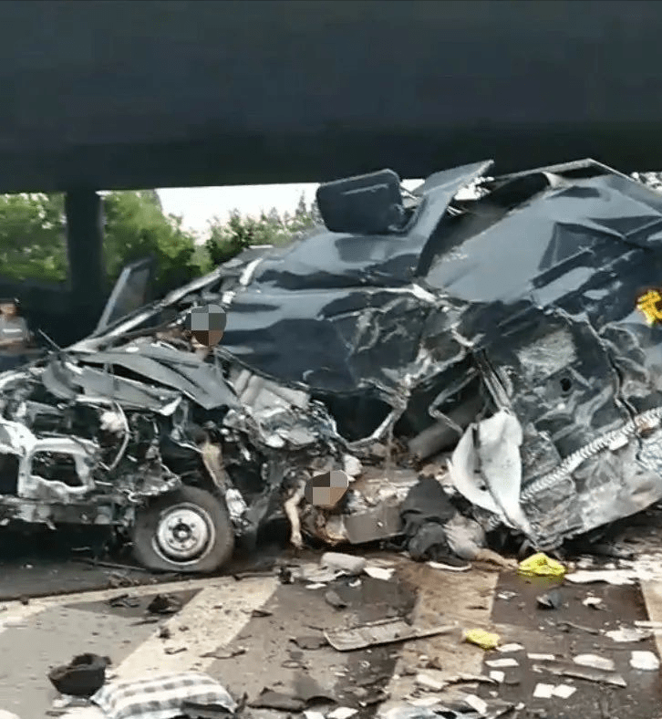 江苏一运钞车与货车相撞,车子撞烂,钞票钱箱散落一地无人动