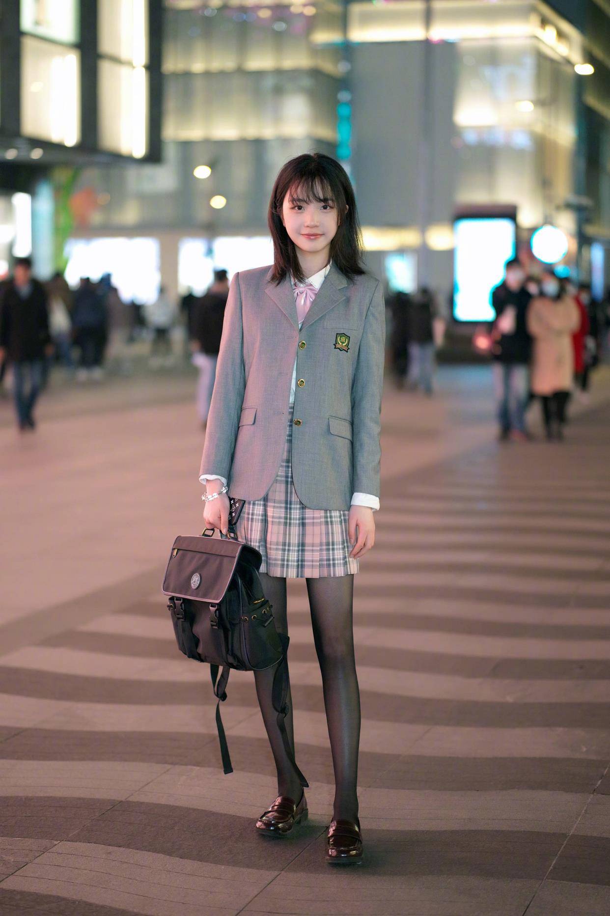 皮鞋|现在火了一种穿法，叫“袜子配鞋子”，时髦新潮还显高，谁穿谁美