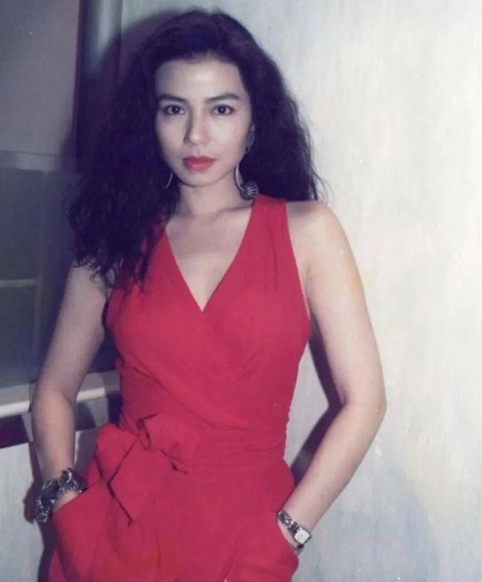 白女士|被称内娱95花颜霸的她，靠港风造型再次惊艳网友：太绝了！