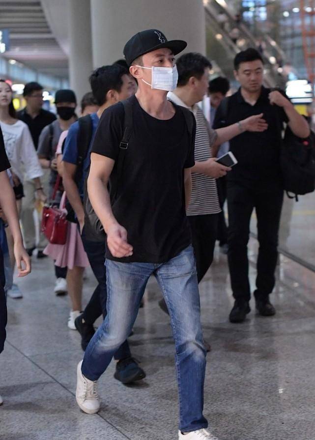 黑色|霍建华的气质真好，就算穿休闲装，气场也不输穿礼服的魏大勋