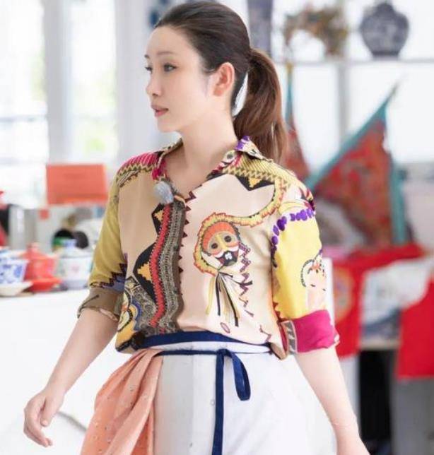 迪丽热巴|同样一件衣服，秦海璐穿起来更有感觉，不输迪丽热巴