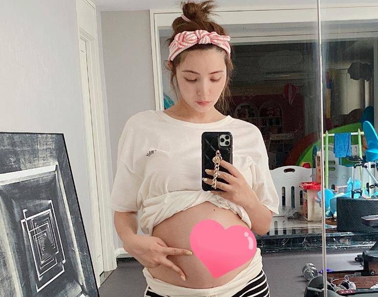 丹尼尔|麦迪娜怀二胎后晒对镜自拍照，孕肚很显眼，然而双腿更吸引眼球！