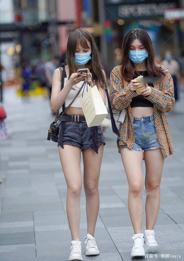 毛衣|别具一格的打底裤穿着时尚舒适，展示姑娘的白皙美脚，又柔又酷