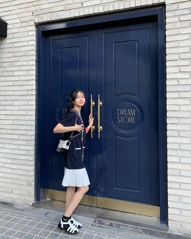 黑色|如果你还在为选择凉鞋发愁,酷炫时尚潮人的凉鞋造型供你参考