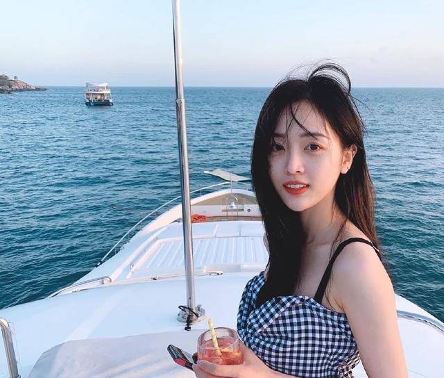 jpg|欧阳娜娜的新私服又甜又酷！她是怎么做到全身无死角美白的？