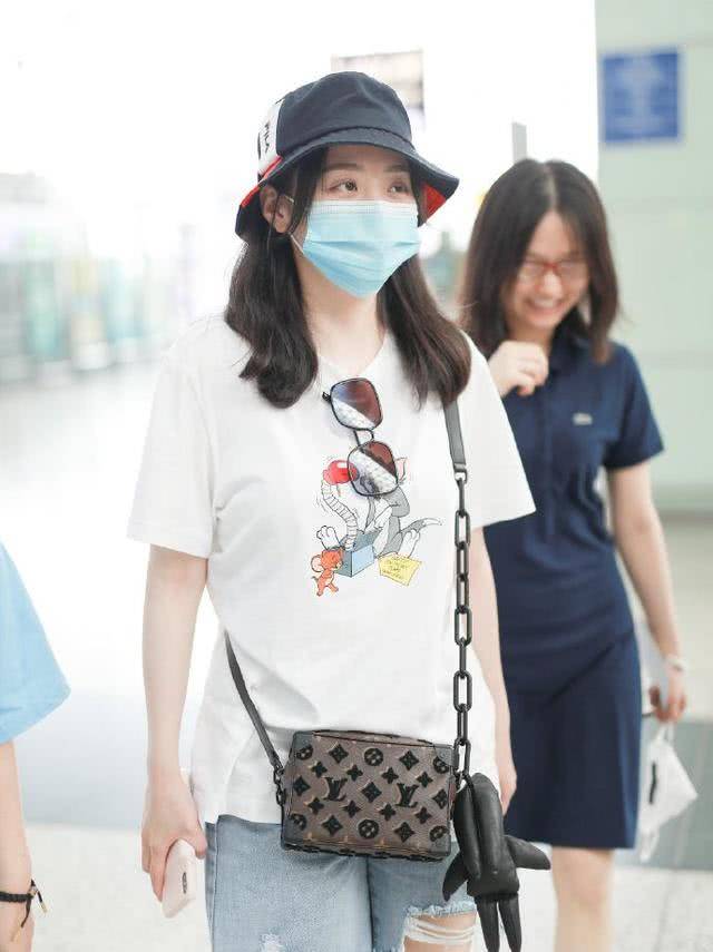 经典|张靓颖素颜走机场，把基础单品也能穿出高级感，离婚后反而更嫩了