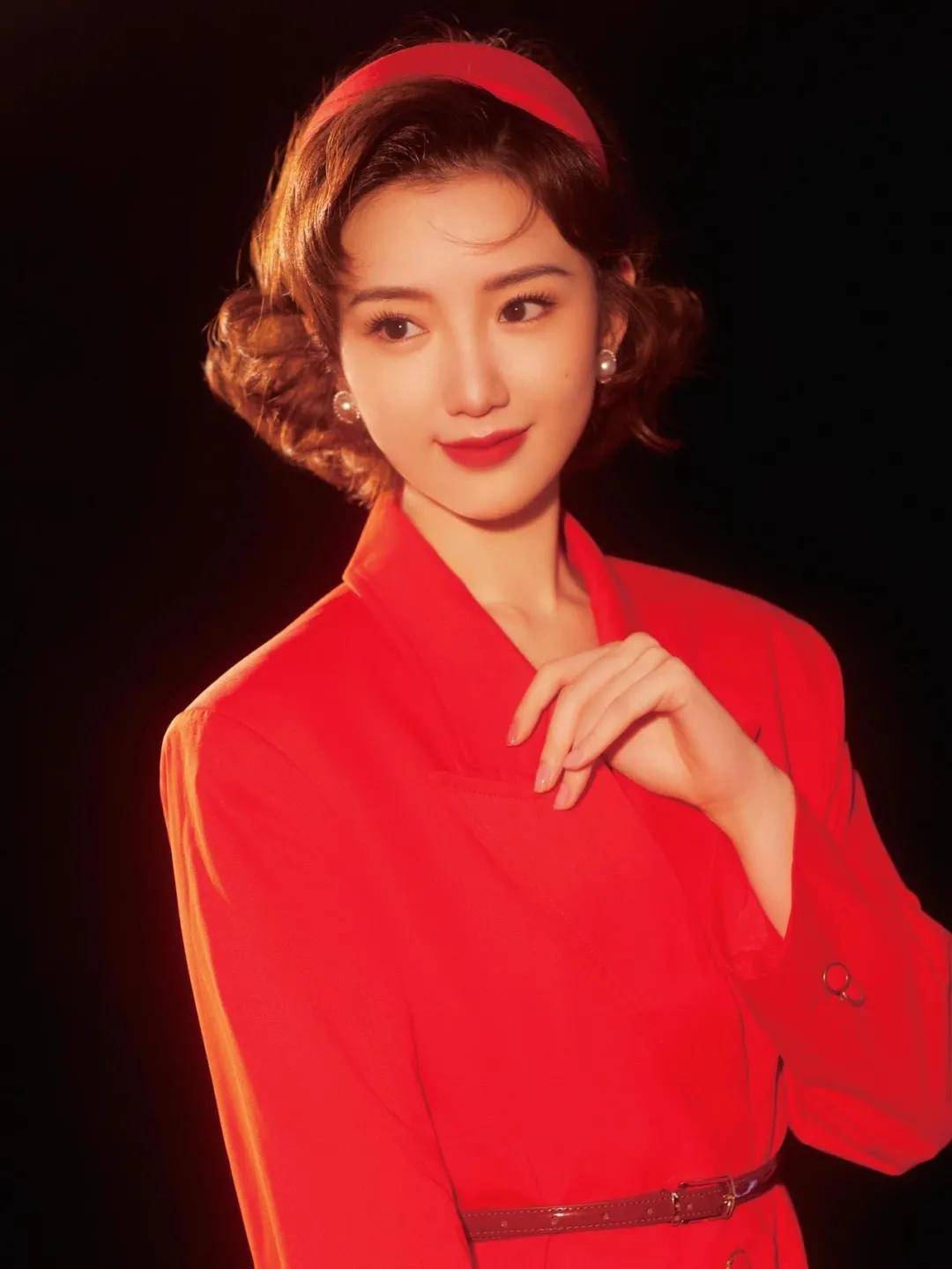 白女士|被称内娱95花颜霸的她，靠港风造型再次惊艳网友：太绝了！