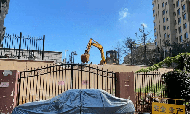 小区外开来挖掘机 要拆除大连明秀山庄铁门_业主