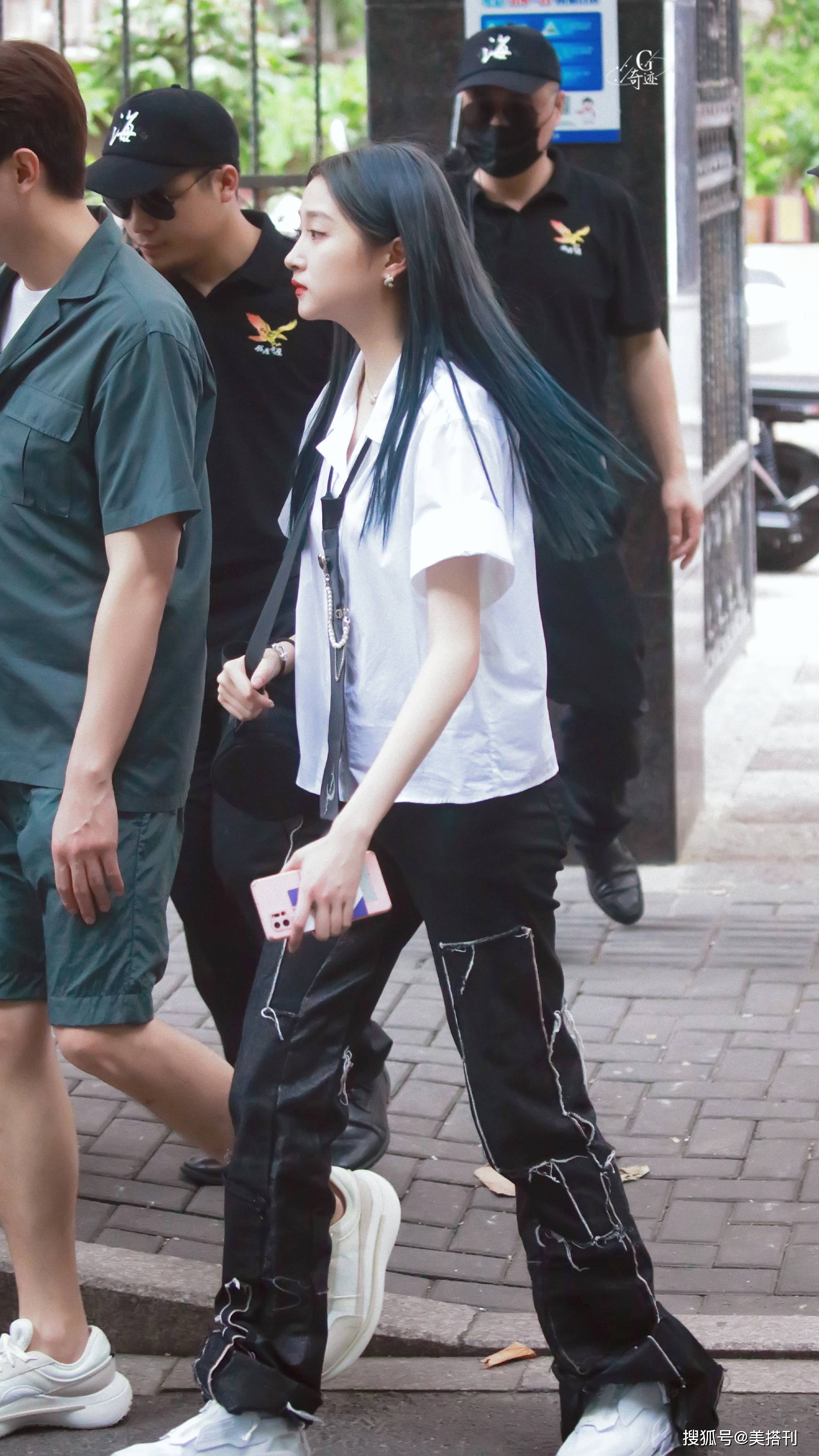 打领带|国民闺女变不良校花,关晓彤打领带染蓝发清纯霸气,这风格适合她