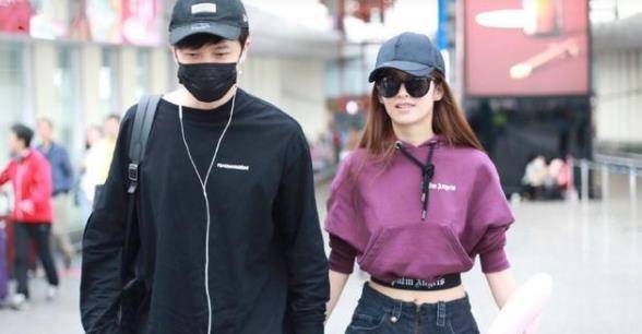 黑色|颖儿和付辛博在机场同行,颖儿穿露腰装很抢镜,下身短裤大秀美腿