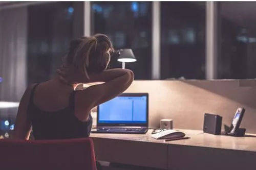 年龄段|48岁女性皮肤光滑，引不少人羡慕，医生：做好2件事，你也可以