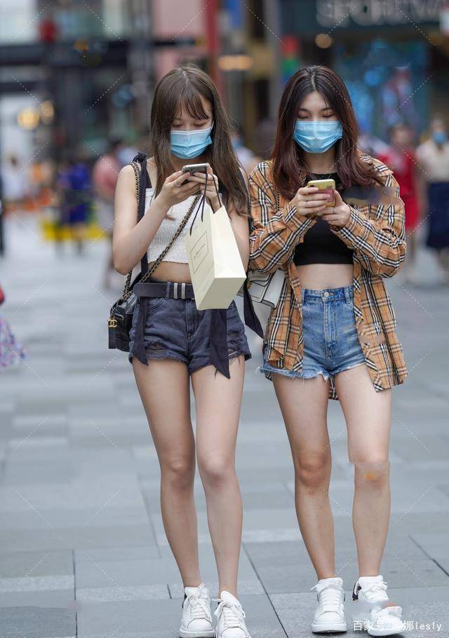 毛衣|别具一格的打底裤穿着时尚舒适，展示姑娘的白皙美脚，又柔又酷