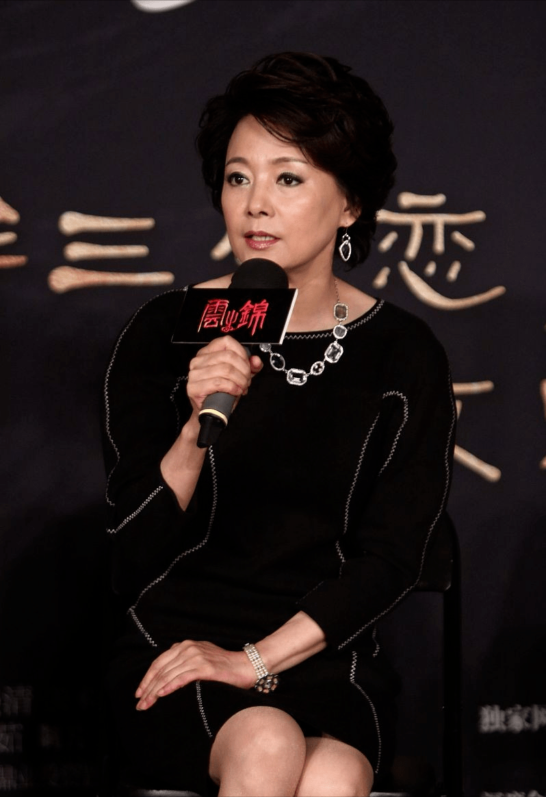 黑色|63岁的张瑜气质真优雅，穿修身连衣裙配短发，又成大了婶们的典范！