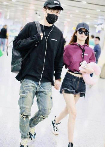 黑色|颖儿和付辛博在机场同行,颖儿穿露腰装很抢镜,下身短裤大秀美腿