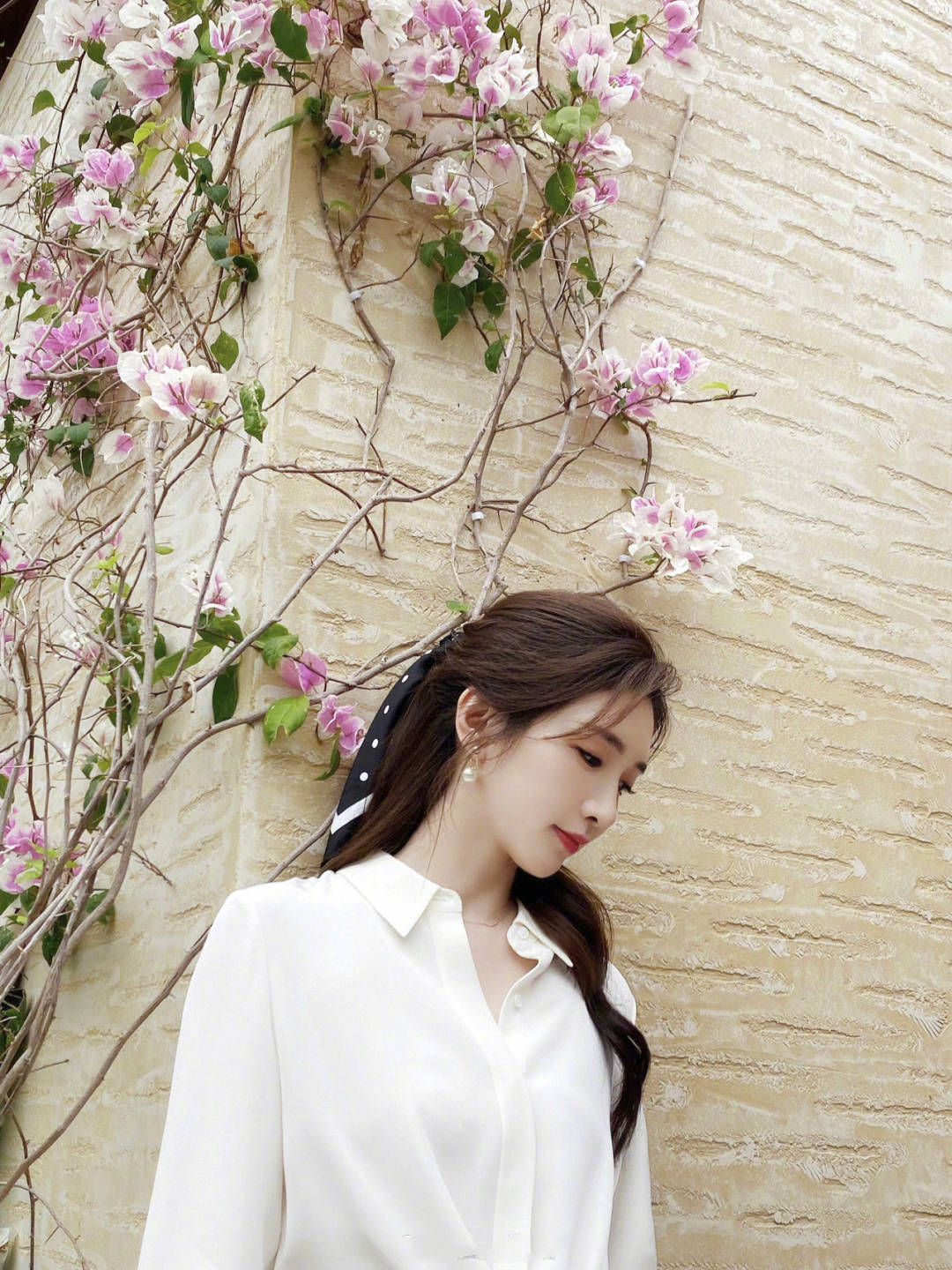 江疏影|秋季衬衫怎么穿时髦,学江疏影用它搭配缎面裙,温柔又气质