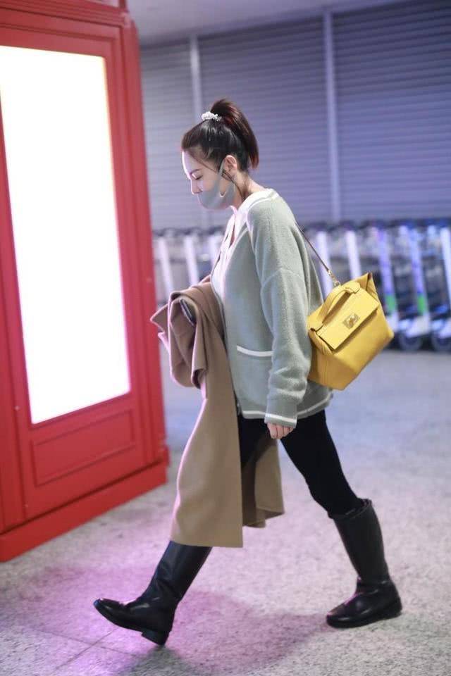 张雨绮|张雨绮不愧是气质女神，穿灰色针织衫走机场，“伪素颜”更显嫩