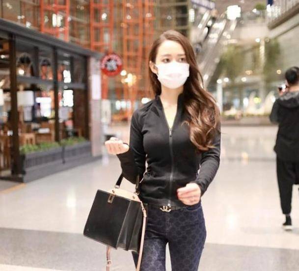 身材|吉娜带着婆婆现身机场，大眼睛加上高挑身材，美得像芭比娃娃一样
