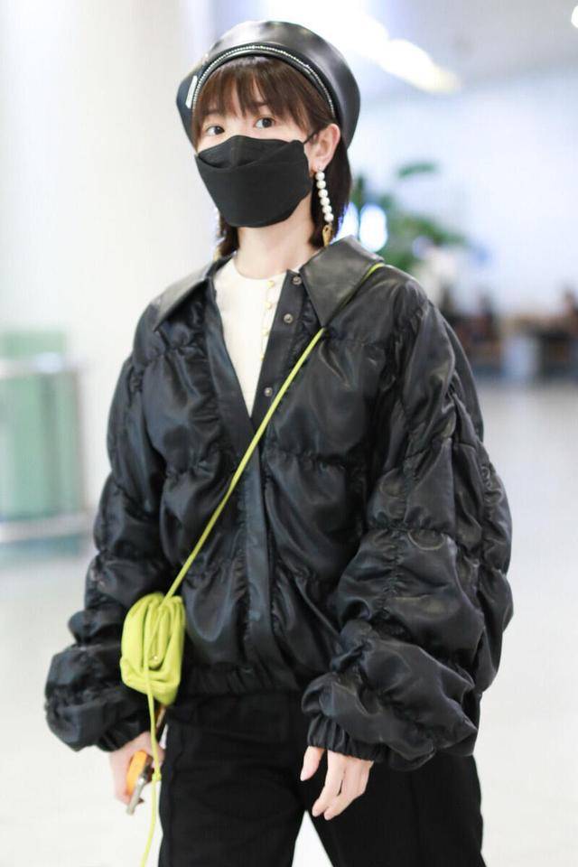 黑色|毛晓彤把黑色羽绒服穿“火”了，内搭白T恤随性舒适，真时髦