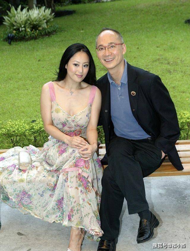 贵妇|章小蕙就算低调也满身尤物气场,穿印花裙配长卷发,妥妥的贵妇感