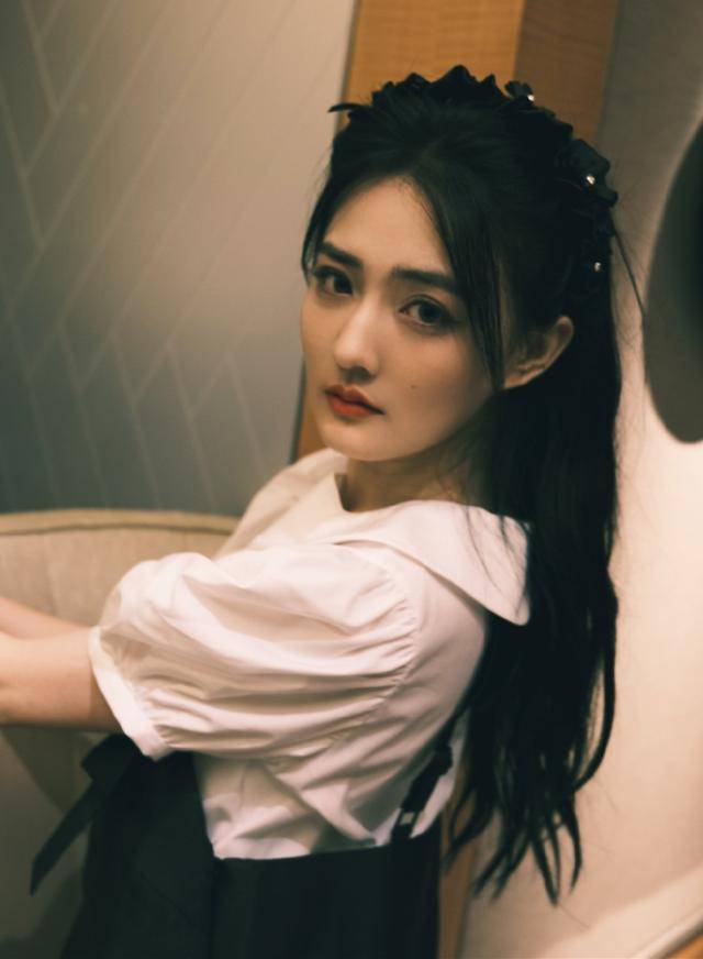 短袜|还是徐璐会打扮,吊带裙叠穿扮“校园女生”,这气质真赞